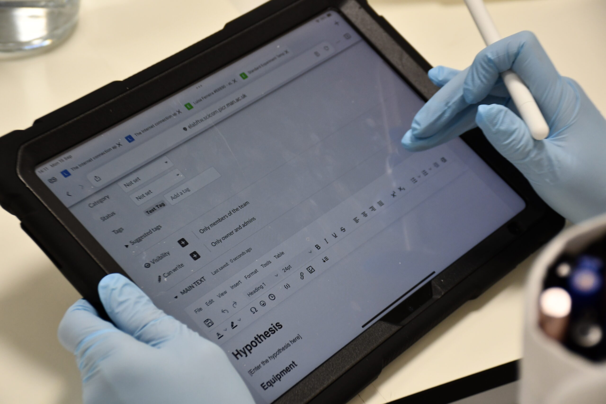 Using the ELN on an lab iPad wearing gloves